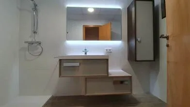 Muebles de baño con espejo y acabados modernos