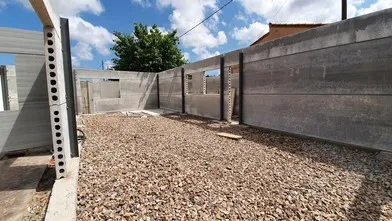 Estructura de casa prefabricada en proceso de construcción